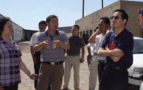 2008年7月，自治區(qū)政協(xié)副主席董恒宇（右二）等來(lái)東達(dá)集團(tuán)考察、鄂爾多斯副主席王果香（左一）等領(lǐng)導(dǎo)來(lái)東達(dá)集團(tuán)考察
