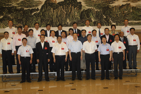 2010年9月全國(guó)光彩事業(yè)促進(jìn)會(huì)副會(huì)長(zhǎng)趙永亮（后排右三）與中央書(shū)記處書(shū)記杜青林（前排右四），原任全國(guó)政協(xié)副主席、中央統(tǒng)戰(zhàn)部部長(zhǎng)、光彩事業(yè)促進(jìn)會(huì)會(huì)長(zhǎng)，全國(guó)政協(xié)副主席黃孟復(fù)（前排右三）等領(lǐng)導(dǎo)合影