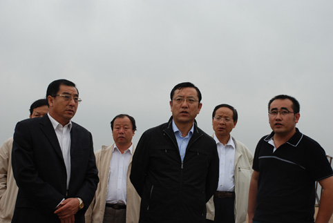 中國藝術(shù)研究院院長、非遺中心主任連緝（左二）等領(lǐng)導(dǎo)來風(fēng)水梁考察