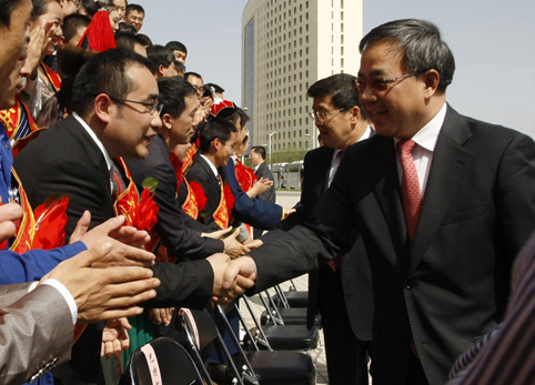 中共中央政治局委員、廣東省委書記胡春華（原任內(nèi)蒙古自治區(qū)常委書記）原任政府主席巴特爾親切接見自治區(qū)五四青年獎章獲得者趙智強等